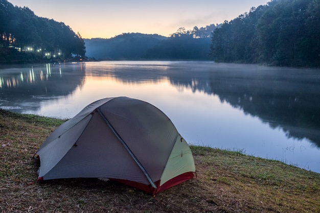 Zelt ruhig am Stausee im Morgengrauen