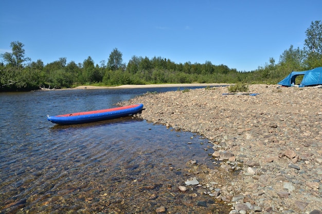 Zelt und Boot auf dem North River