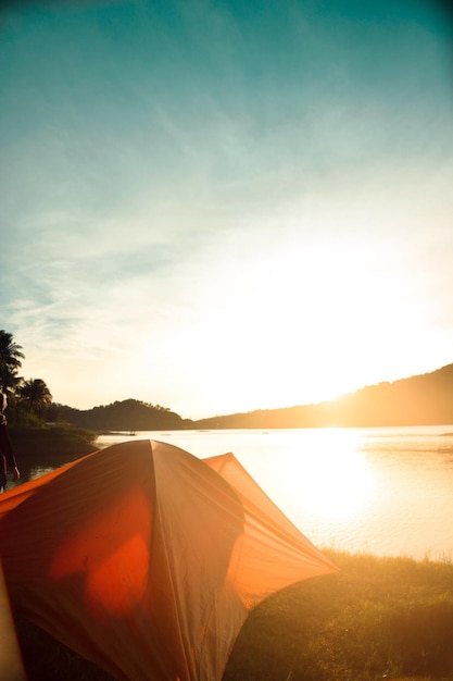 Foto zelt und morgensonne am see