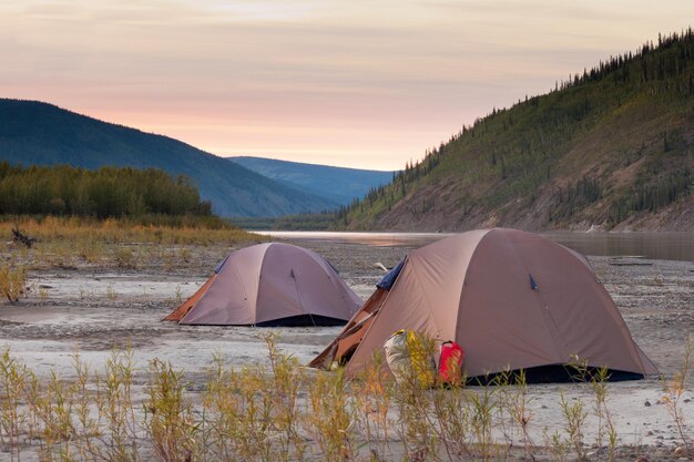 Zelte am Yukon River in abgelegener Taiga-Wildnis