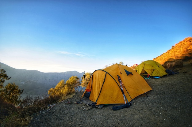 Zelte auf dem Berg gegen den blauen Himmel beim Sonnenuntergang