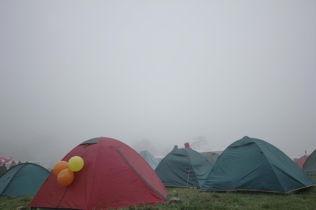 Zelte im Festivalgelände Nebelwetter