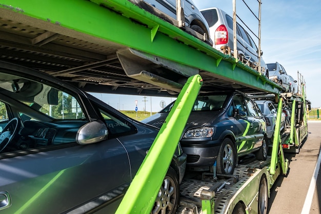 Foto zelva bielorrússia setembro 2019 caminhão transportador de carros carregado com muitos carros no estacionamento