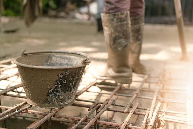 Foto zementbecken auf stahlstahldrahtnetz für den bau