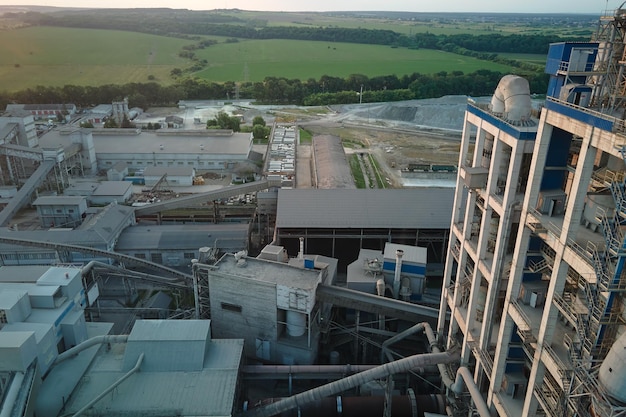 Foto zementfabrik mit hoher fabrikstruktur und turmkranen im industriellen produktionsgebiet herstellung der globalen industrie und luftverschmutzung