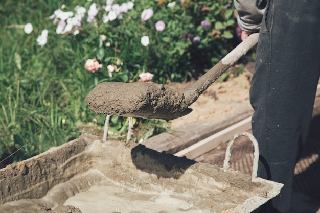 Zementieren von Gartenwegen auf Metallgitter, Bauarbeiten im Garten.