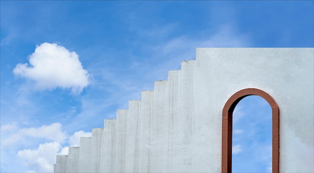 Zementwand und Stufentreppe mit hölzernem Fensterrahmen. Architektur-Loft-Gebäude. Grauer Betonwandhintergrund mit toskanischen Bögen. Braune Holztür vor blauem Himmel und Wolken. Minimales Außenkonzept