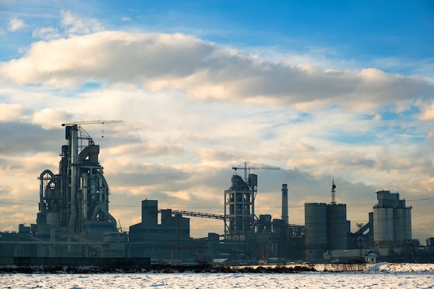 Zementwerk mit hoher Fabrikstruktur und Turmdrehkran im industriellen Produktionsbereich.