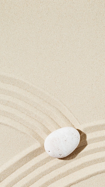 Zen-Garten-Meditation sandiger Hintergrund mit Kopienraum Weißer Stein und Linien auf Sand