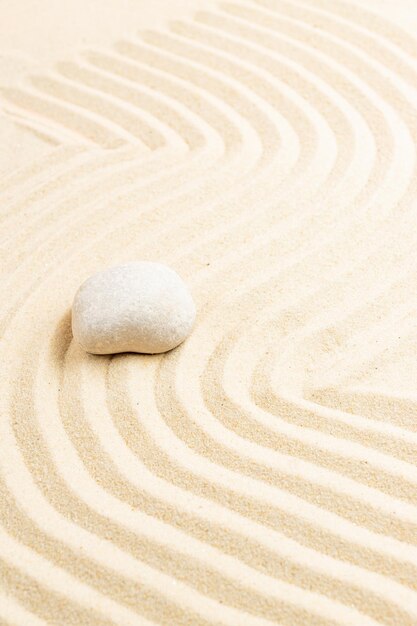 Zen-Garten-Meditationssteinhintergrund Steine und Linien im Sand für das Gleichgewicht von Entspannung und Harmonie von Spiritualität oder Spa-Gesundheit Natürliche Farben