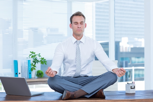 Zen-Geschäftsmann, der Yogameditation tut