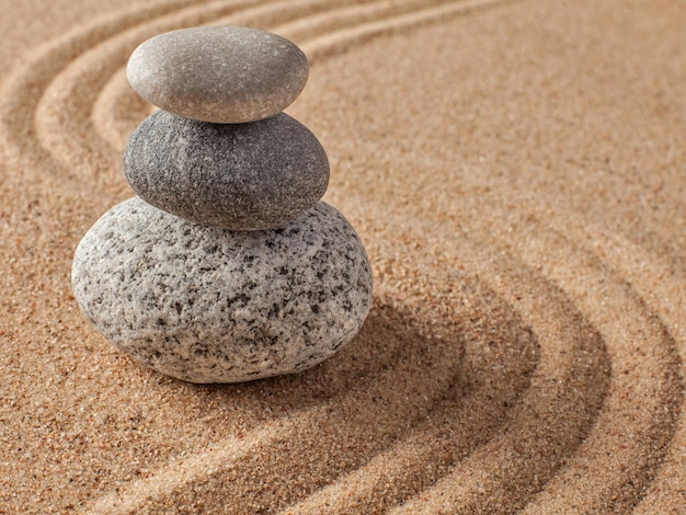 Zen japonês pedra jardim relaxamento meditação simplicidade equilíbrio conceito seixos e areia ajuntada