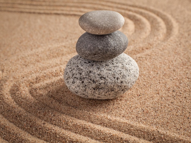 Foto zen japonês pedra jardim relaxamento meditação simplicidade equilíbrio conceito seixos e areia ajuntada