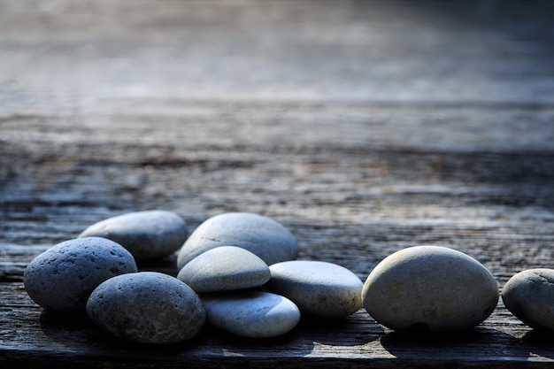 zen y piedra de spa en el área de madera lisa con copia espacio