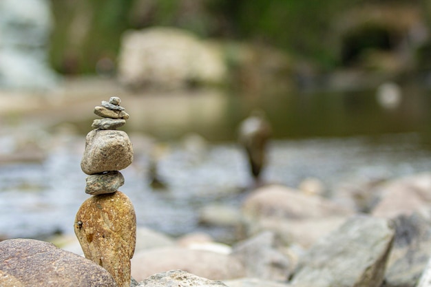 Zen rockt am kleinen Bach in Sardinien, Italien