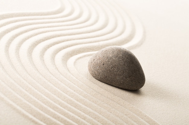 Zen-Stein im Sand. Hintergrund