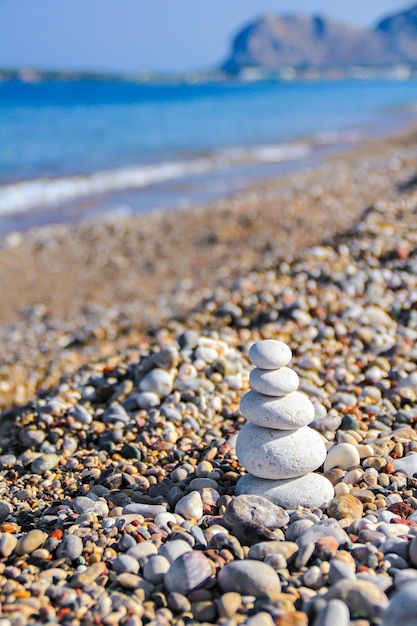 Zen-Steine am Strand gestapelt