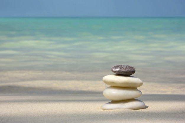 Zen-Steine auf der Strandnahaufnahme