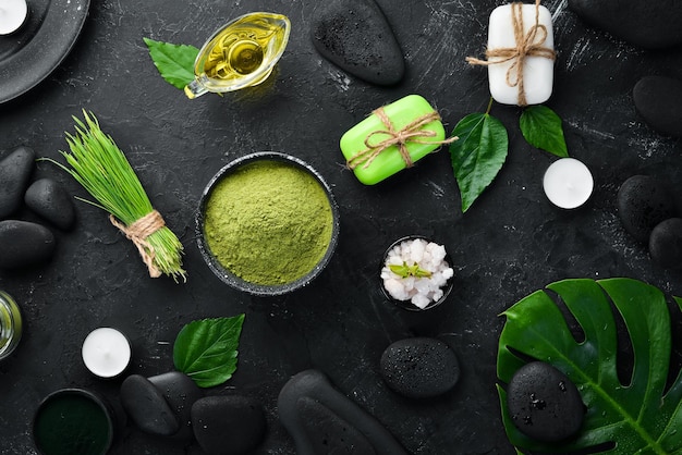 Zen-Steine und Blätter mit Wassertropfen Spa-Hintergrund mit Spa-Zubehör auf dunklem Hintergrund Draufsicht Freier Platz für Ihren Text