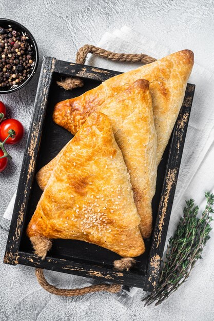 Zentralasien Blätterteiggebäck mit Fleisch Samosa Samsa Weißer Hintergrund Ansicht von oben