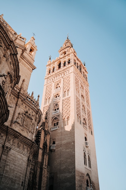 Zentrale Kirche der Stadt Sevilla namens Giralda.