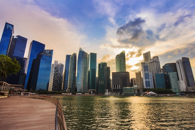 zentrales Geschäftsgebietgebäude von Singapur-Stadt bei Sonnenuntergang