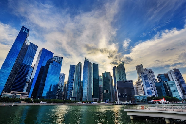 zentrales Geschäftsgebietgebäude von Singapur-Stadt bei Sonnenuntergang