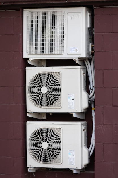Zentrales Split-System der Klimaanlage, das außerhalb des Gebäudes hängt