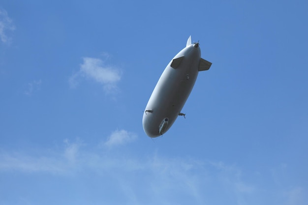 Zeppelin branco visto de baixo