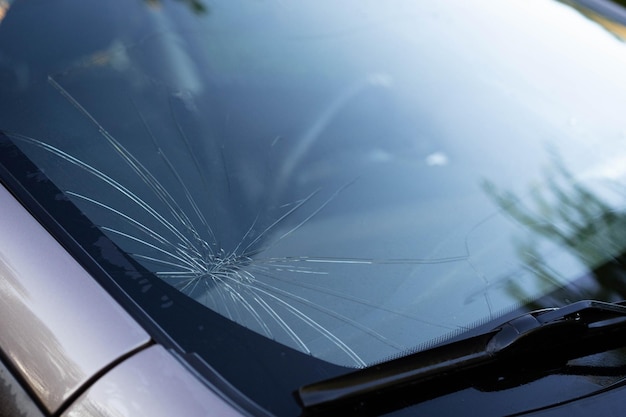 Zerbrochene Windschutzscheibe, beschädigter Kopienraum aus Autoglas