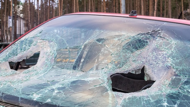 Zerbrochene Windschutzscheibe nach einem Autounfall. Die Windschutzscheibe des Autos war zerbrochen. Die Windschutzscheibe des Autos war zerbrochen