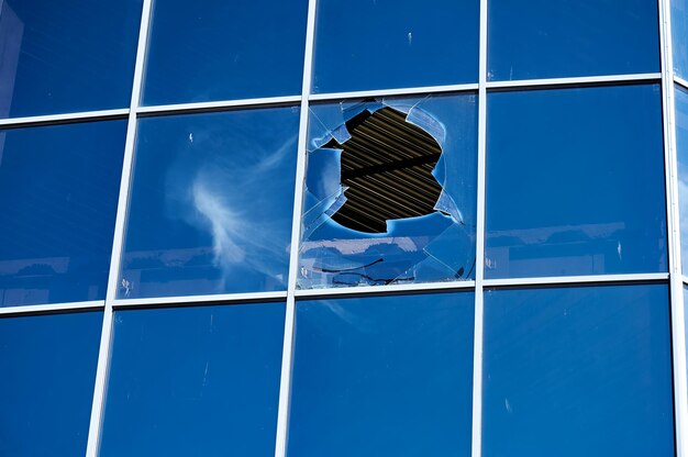 Foto zerbrochenes blaues fenster in einem hochhaus