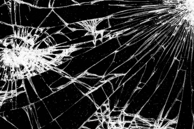 Zerbrochenes Glas auf schwarzem Hintergrund