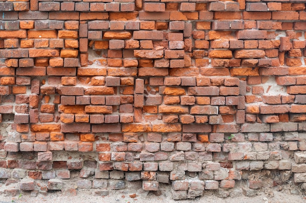 Zerbröckelnde Wand des roten Backsteins