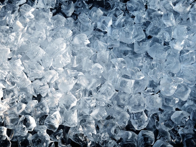 Zerkleinerte Eiswürfel auf schwarzem Hintergrund.