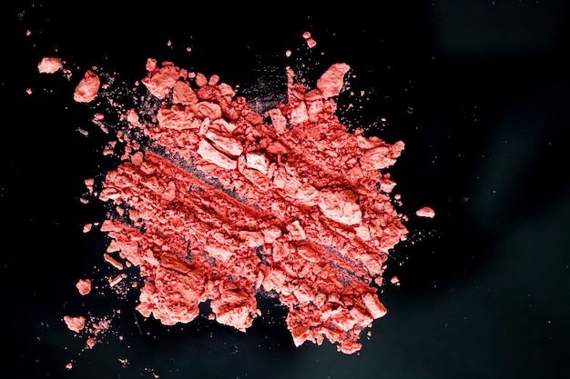 Zerkleinerte Kosmetik Mineral organischer Lidschatten Rouge und Kosmetikpuder einzeln auf schwarzem Hintergrund Make-up und Beauty Banner Flatlay Design