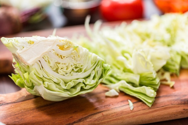 Zerkleinerter Grünkohl zur Zubereitung von Rübensuppe.