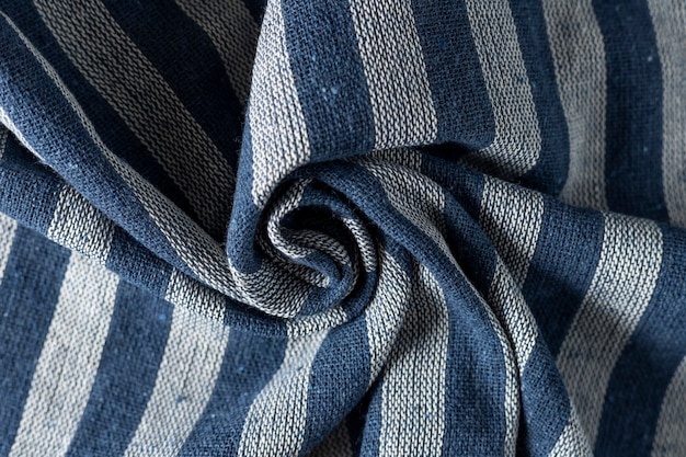 Zerknitterte Leinenstoff Textur. Faltiges Textil. blaue und graue Streifen.