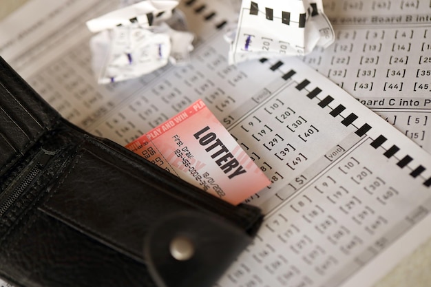 Zerknitterte Lottoscheine und leerer Geldbeutel als Symbol für den Verlust des Lotteriespiels Unglückliche Glücksspielergebnisse Unglück