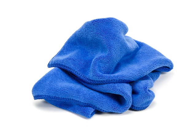 Zerknittertes blaues microfiber Tuch getrennt auf weißem Hintergrund