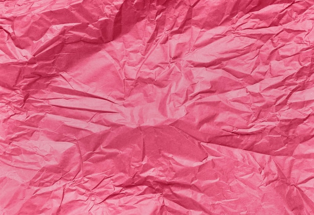 Zerknittertes gebrauchtes Geschenkpapier Texturhintergrund in trendiger Farbe des Jahres 2023 Viva Magenta