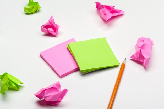 Zerknittertes Papier auf dem weißen Tabellenbrainstorming im Bürokonzept