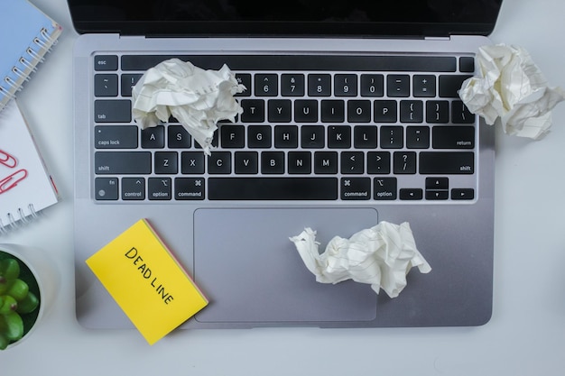 Foto zerknittertes papier, während überarbeitungen auf dem laptop verspritzt waren