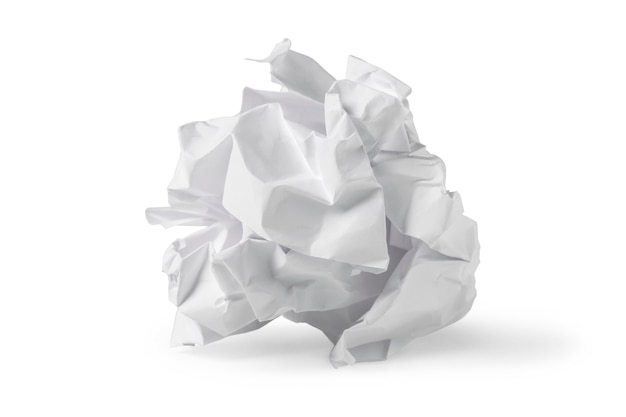 Zerknittertes sauberes weißes Papierblatt lokalisiert auf Weiß