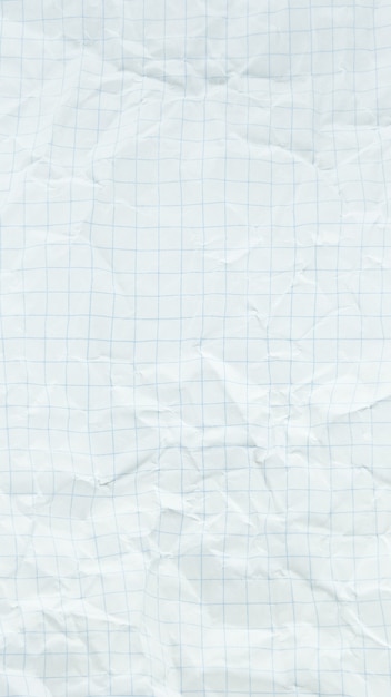 Zerknittertes weißes Schnittpapierblatt, das mit leerem Raum strukturiert ist.