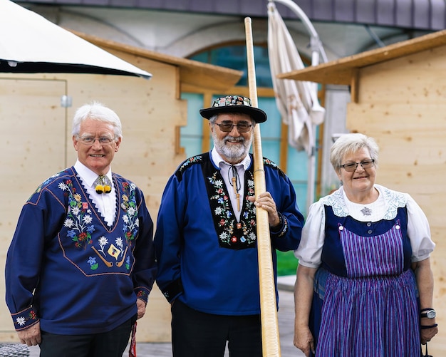 Zermatt, Schweiz - 24. August 2016: Alphornspieler und Senioren in traditioneller Schweizer Tracht