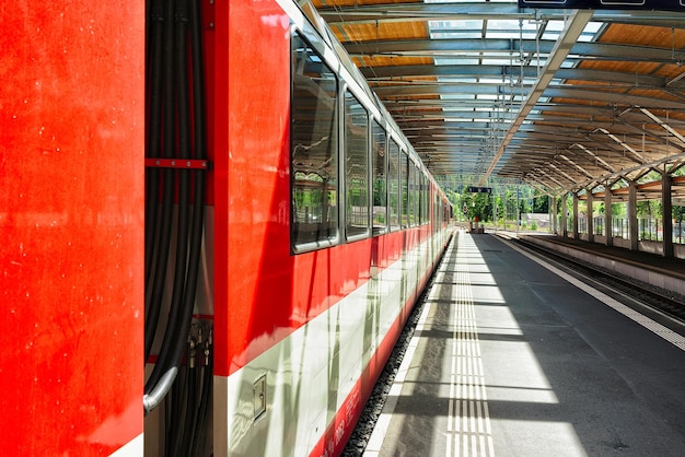 Zermatt, Suíça - 24 de agosto de 2016: Concourse e trem na estação ferroviária de Zermatt, cantão de Valais, na Suíça.