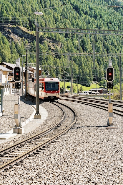Zermatt, Suíça - 24 de agosto de 2016: Trem na estação ferroviária de Zermatt, Valais, na Suíça.