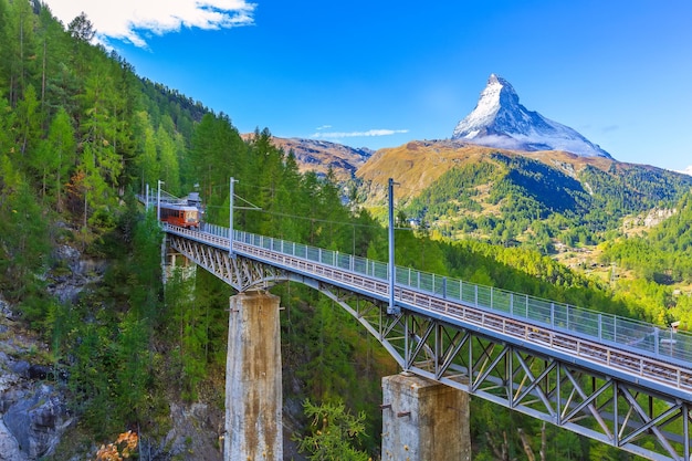 Zermatt Suíça Trem Gornergrat na ponte