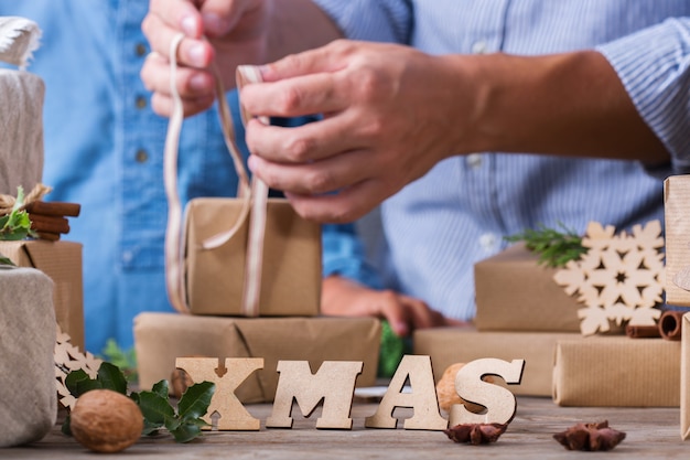 Zero desperdício de conceito de natal pai e filho embrulhando presentes